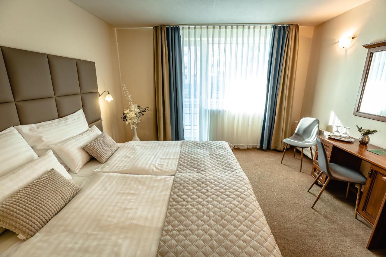 Hotel Dixon So Vstupom Do Bazena A Virivky Zdarma - Free Entrance To Pool And Jacuzzi Included Banska Bystrica Luaran gambar