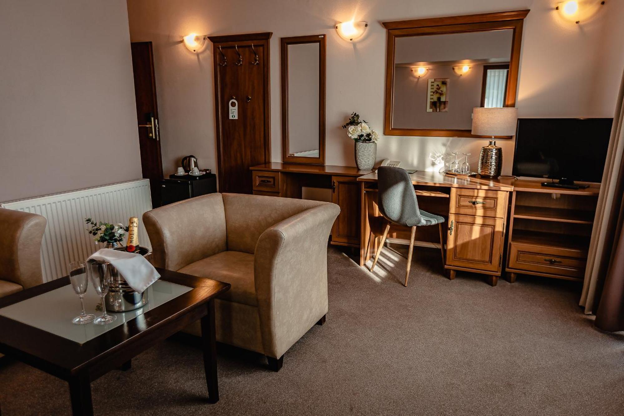 Hotel Dixon So Vstupom Do Bazena A Virivky Zdarma - Free Entrance To Pool And Jacuzzi Included Banska Bystrica Luaran gambar