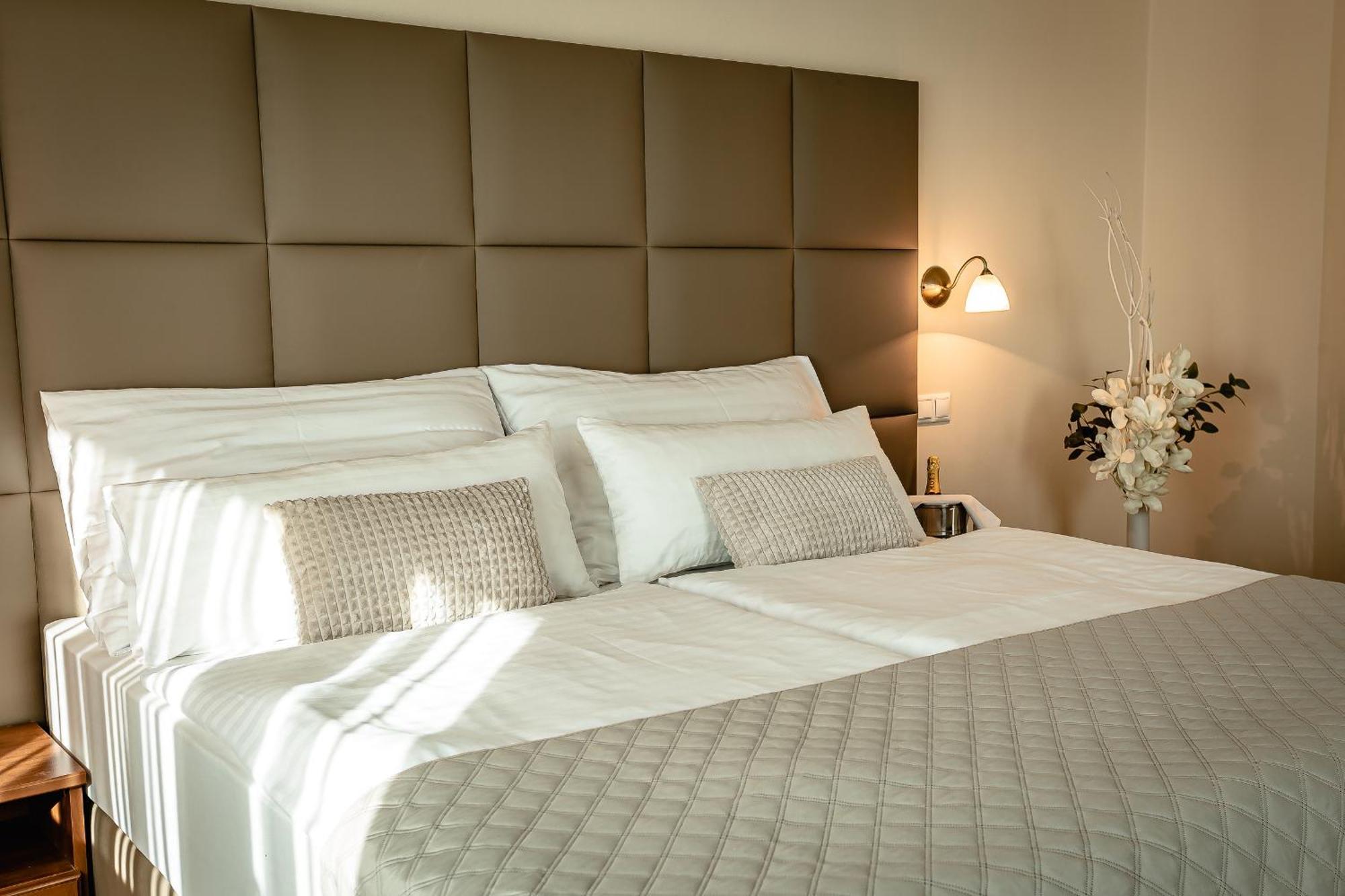 Hotel Dixon So Vstupom Do Bazena A Virivky Zdarma - Free Entrance To Pool And Jacuzzi Included Banska Bystrica Luaran gambar