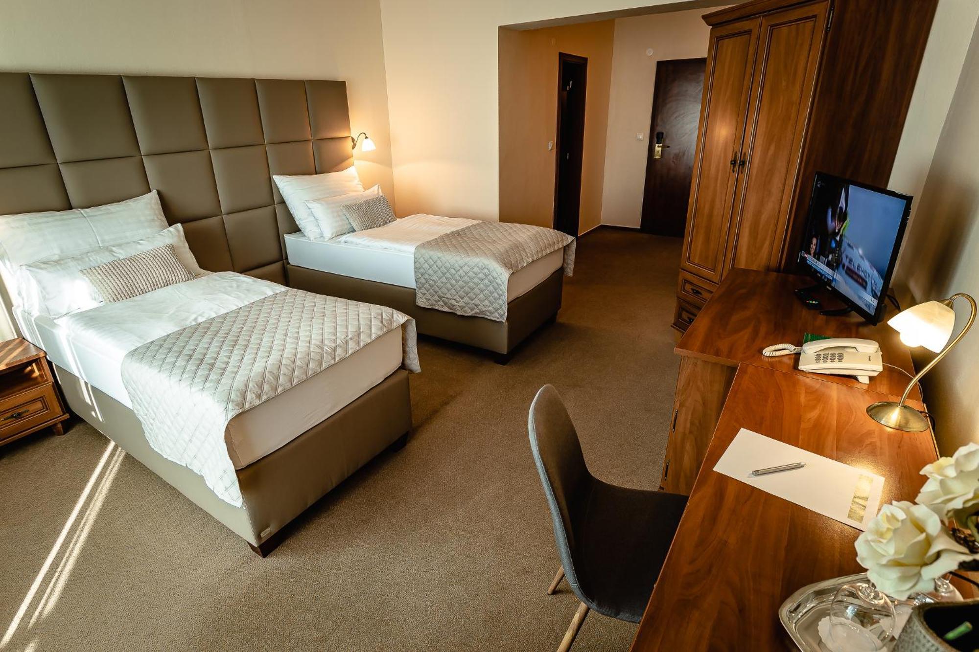 Hotel Dixon So Vstupom Do Bazena A Virivky Zdarma - Free Entrance To Pool And Jacuzzi Included Banska Bystrica Luaran gambar