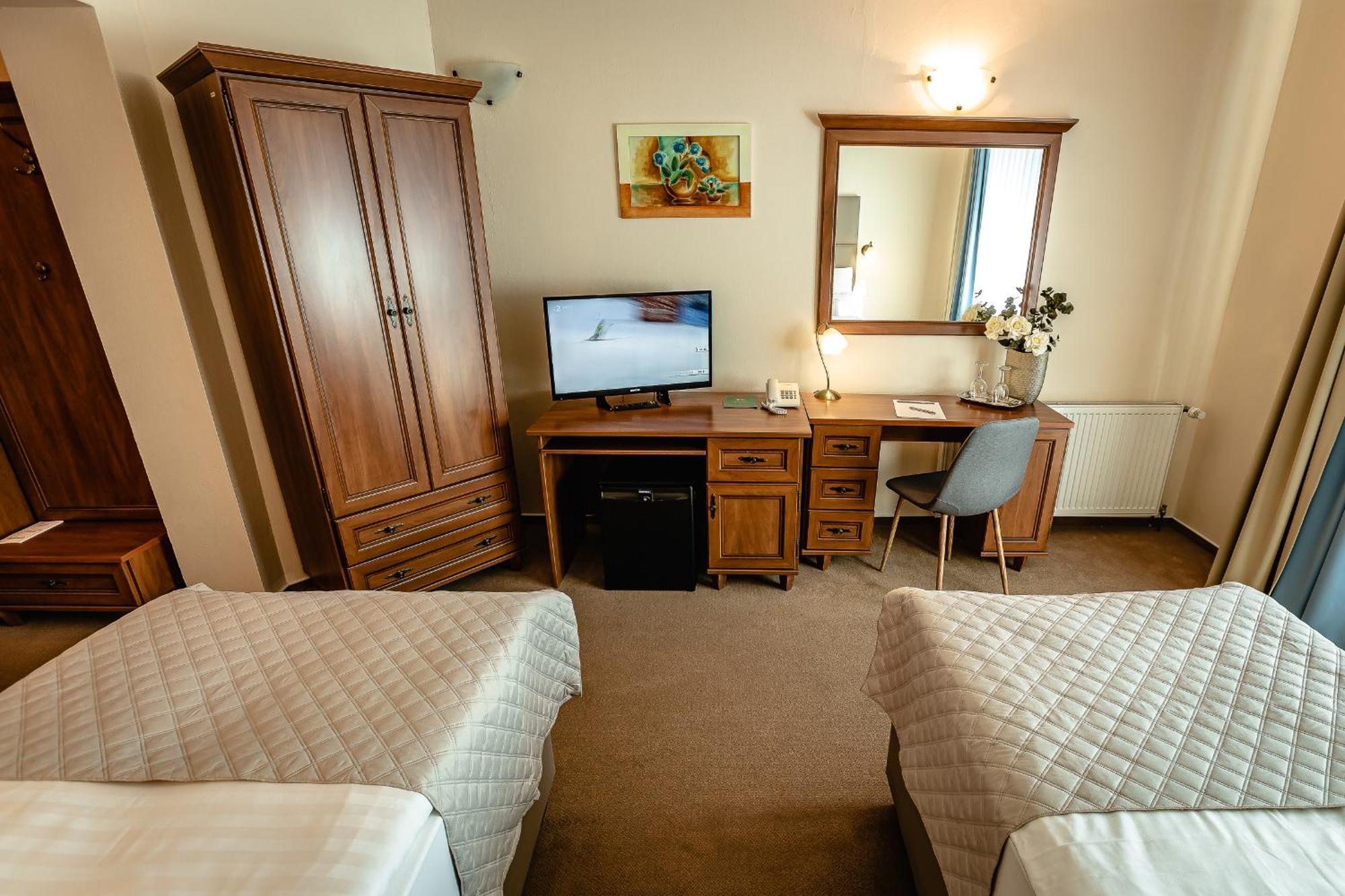 Hotel Dixon So Vstupom Do Bazena A Virivky Zdarma - Free Entrance To Pool And Jacuzzi Included Banska Bystrica Luaran gambar
