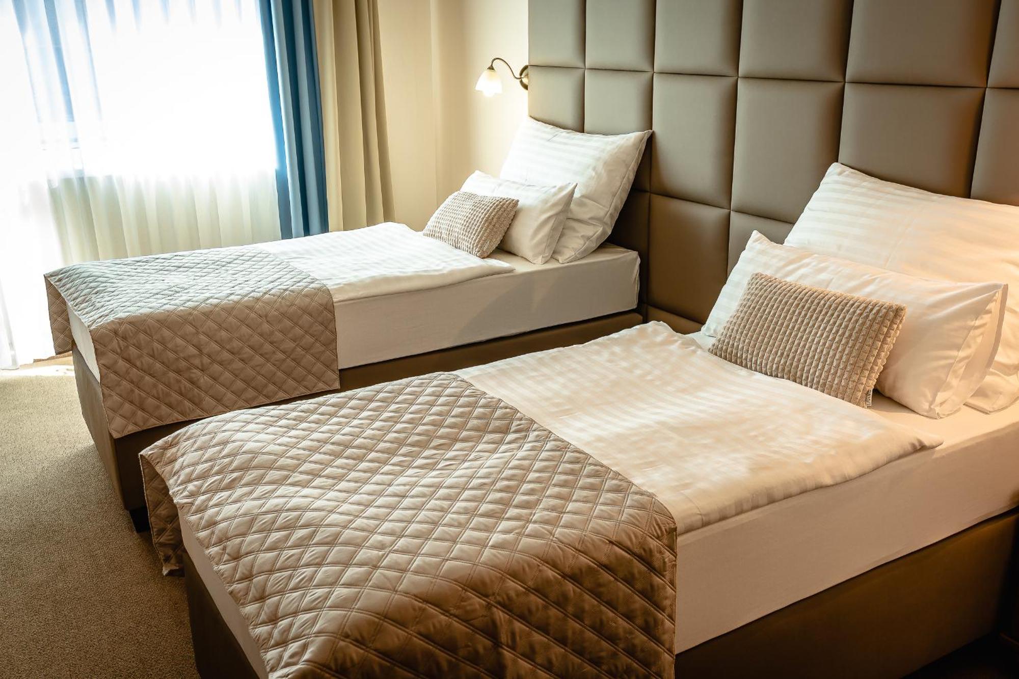 Hotel Dixon So Vstupom Do Bazena A Virivky Zdarma - Free Entrance To Pool And Jacuzzi Included Banska Bystrica Luaran gambar