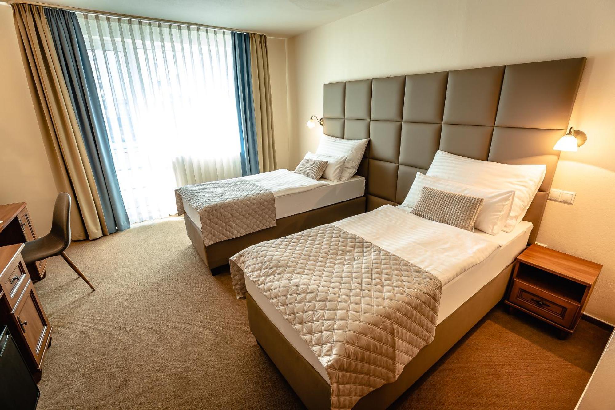 Hotel Dixon So Vstupom Do Bazena A Virivky Zdarma - Free Entrance To Pool And Jacuzzi Included Banska Bystrica Luaran gambar