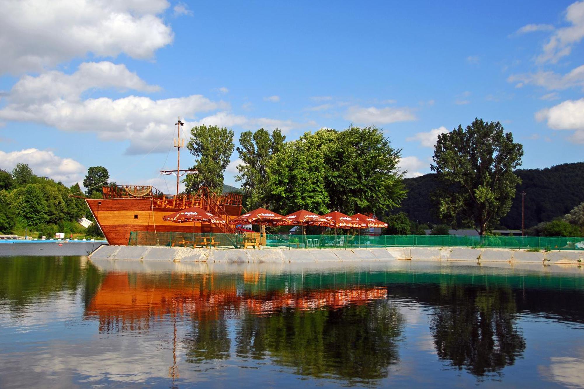 Hotel Dixon So Vstupom Do Bazena A Virivky Zdarma - Free Entrance To Pool And Jacuzzi Included Banska Bystrica Luaran gambar