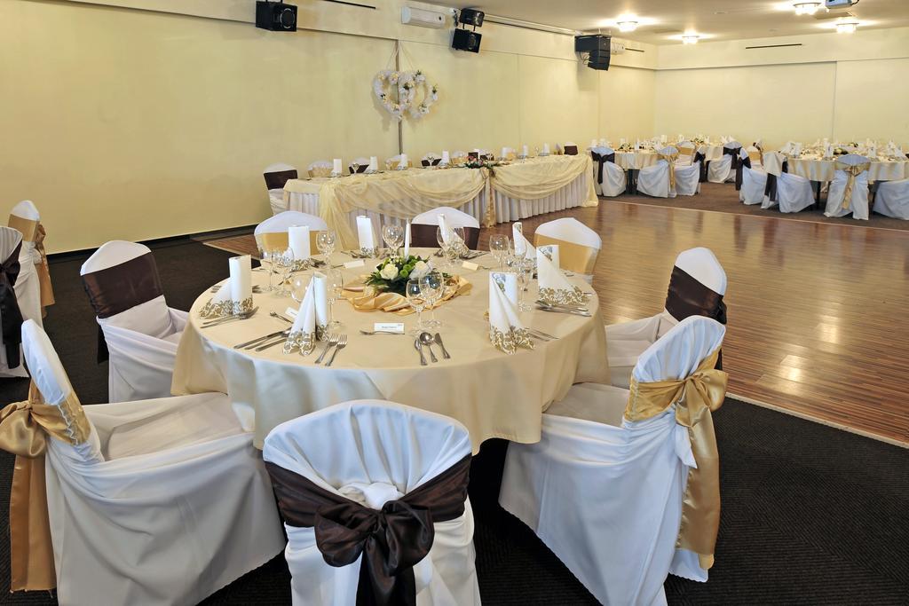 Hotel Dixon So Vstupom Do Bazena A Virivky Zdarma - Free Entrance To Pool And Jacuzzi Included Banska Bystrica Luaran gambar