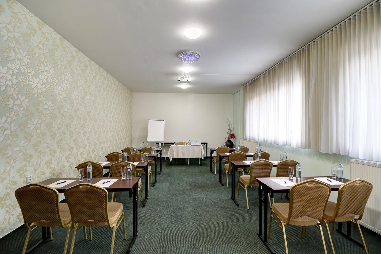 Hotel Dixon So Vstupom Do Bazena A Virivky Zdarma - Free Entrance To Pool And Jacuzzi Included Banska Bystrica Luaran gambar